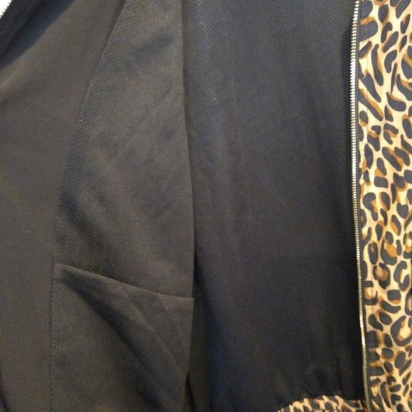 Chico's Animal Print Bomber Jacket size Medium - Picture 8 of 9